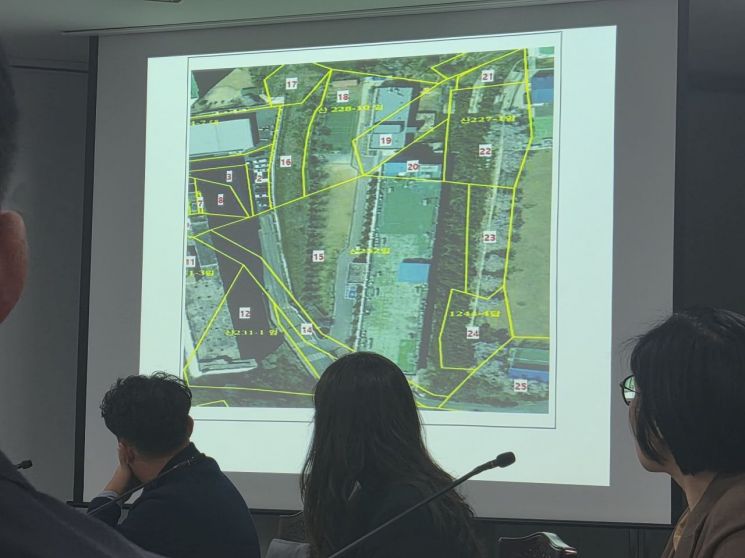 27일 오후 토론회에서 공개된 홍복학원 부지 내 사유지 현황도. 대광여고 교내와 통학로 일대에 개인 소유 필지가 존재하는 상황이 설명됐다. 송보현 기자