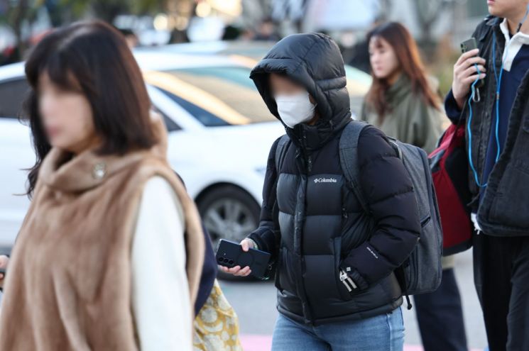 서울 종로구 광화문 세종대로 사거리에서 출근길 시민들이 발걸음을 옮기고 있다. 연합뉴스