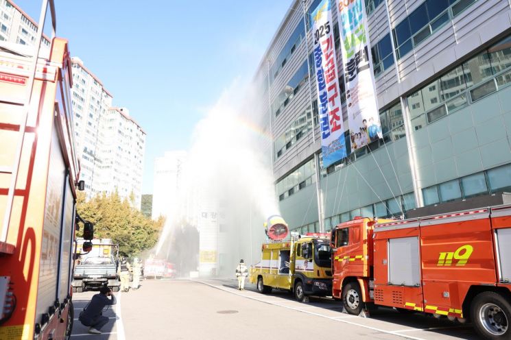 27일 광주 동부소방서가 광주창의융합교육원에서 재난 발생 시 통합 대응 역량 강화를 위한 긴급구조 종합훈련을 실시했다. 광주동부소방서 제공