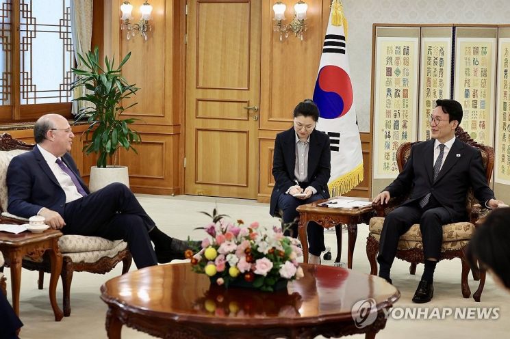 김민석 국무총리가 27일 서울 종로구 정부서울청사에서 일랑 고우드파잉 미주개발은행(IDB) 총재를 접견하고 있다. 연합뉴스.