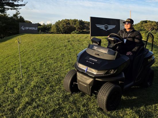 DP월드 투어 경기위원이 제네시스 챔피언십에서 메이트모빌리티의 싱글을 타고 있다. 메이트모빌리티 제공