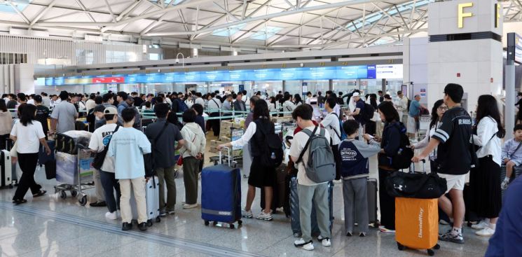 북적이는 인천국제공항의 모습. 연합뉴스