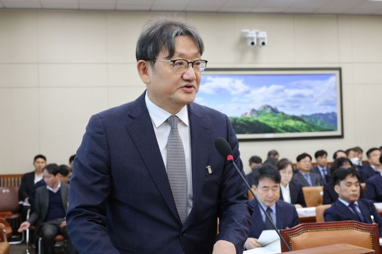 권기섭 경제사회노동위원회 위원장이 27일 서울 여의도 국회 기후에너지환경노동위원회에서 열린 경사노위, 중앙노동위원회, 최저임금위원회 등에 대한 국정감사에서 인사말을 하고 있다. 연합뉴스