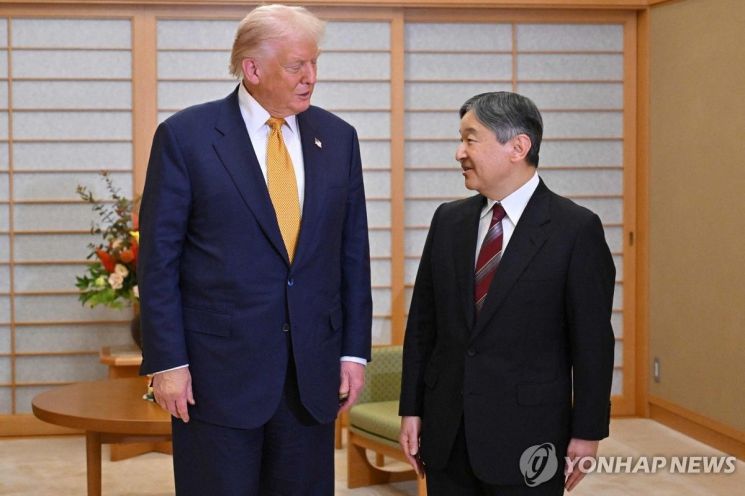 도널드 트럼프 미국 대통령과 나루히토 일왕이 27일 일왕 거처인 고쿄에서 만나 대화하고 있다. 연합뉴스.