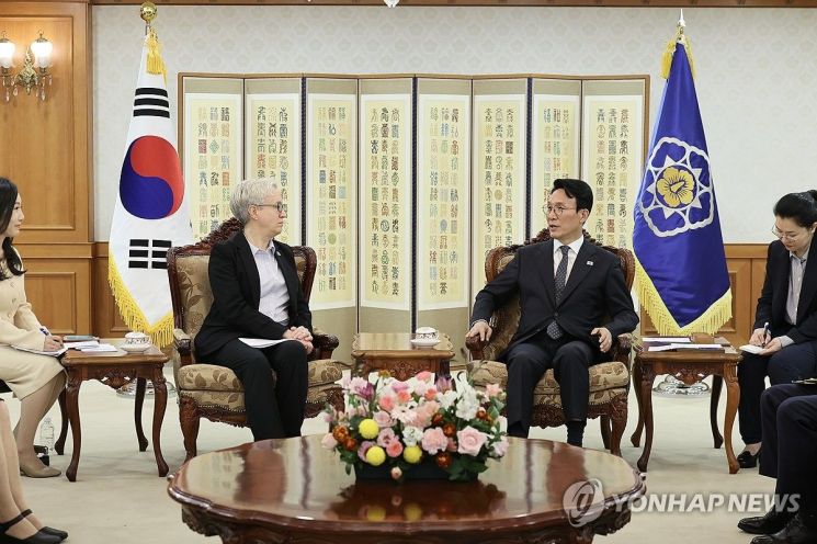 김민석 국무총리가 27일 정부서울청사에서 티나 코텍 미국 오리건 주지사를 접견하고, 한국과 오리건주 간 협력 강화 방안에 관해 의견을 교환하고 있다. 총리실 제공, 연합뉴스.