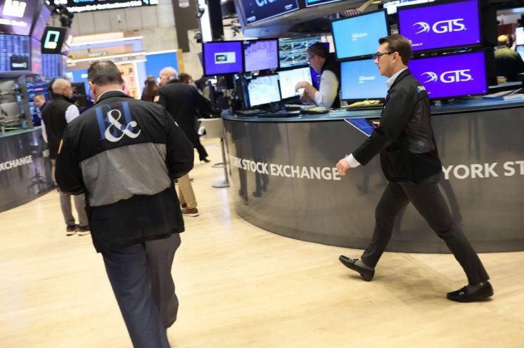 27일(현지시간) 미국 뉴욕증권거래소(NYSE) 거래장에서 트레이더들이 업무를 보고 있다. AFP연합뉴스