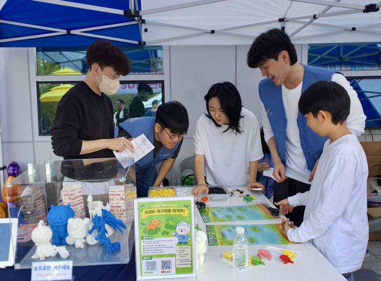 광양제철소 유스꿈닥터 재능봉사단이 아이들을 위한 체험형 부스를 운영하고 있다. 광양제철소 제공