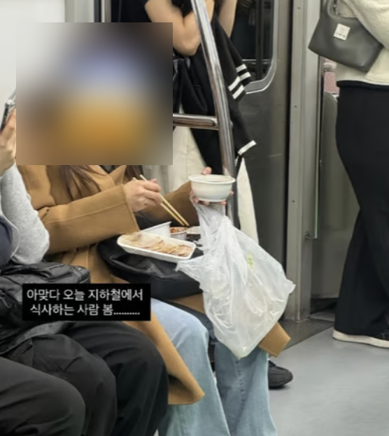 "눈을 의심했다"…2호선 객실에 앉아 '보쌈 만찬' 차린 승객