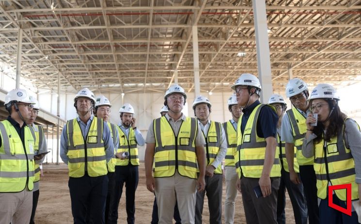 정의선 현대차그룹 회장(가운데)이 26일(현지시간) 사우디아라비아 킹살만 자동차 산업단지 내 사우디 신공장 건설 현장에서 박원균 현대차 사우디아라비아 생산법인장(앞줄 오른쪽 세번째)에게 사우디 신공장 건설 진행 현황을 들으며, 공장을 둘러보고 있다. 현대차