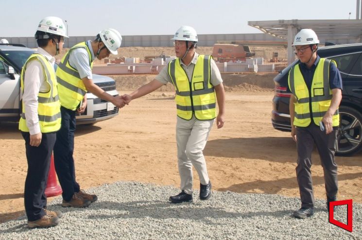 정의선 현대차그룹 회장(가운데)이 26일(현지시간) 사우디아라비아 킹살만 자동차 산업단지 내 사우디 신공장 건설 현장에서 직원들을 격려하고 있다. 현대차