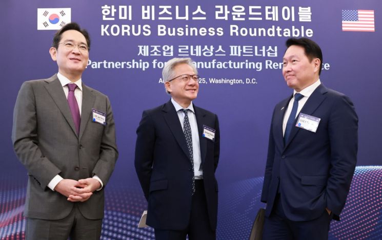 이재용 삼성전자 회장과 최태원 대한상공회의소 회장 겸 SK그룹 회장이 올해 8월 미국 워싱턴DC 윌라드 호텔에서 열린 한미 비즈니스 라운드 테이블 리셉션에서 젠슨 황 엔비디아 최고경영자(CEO)와 대화하고 있다. 연합뉴스