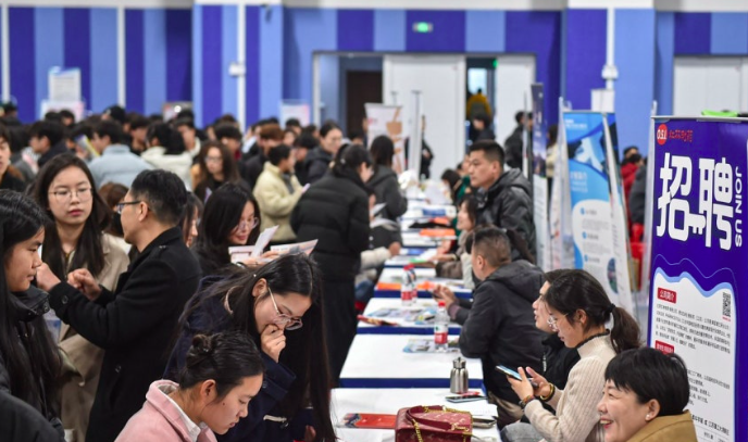 중국 안후이성 허페이시의 한 학교에서 열린 취업 박람회. AFP=연합뉴스