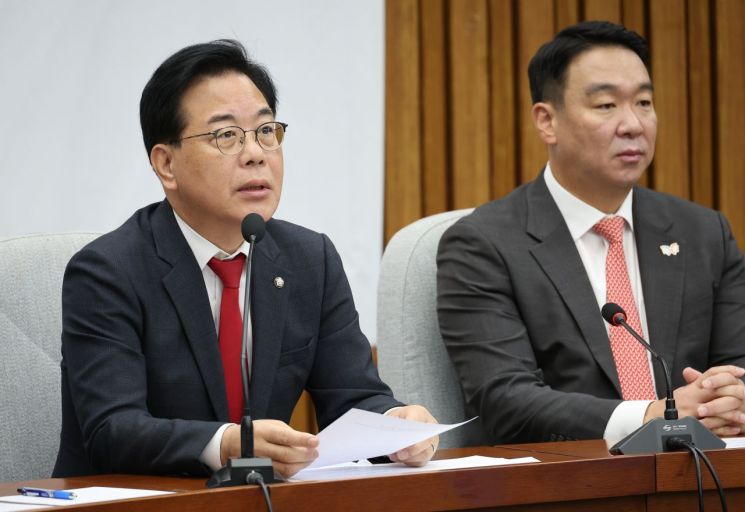 송언석 국민의힘 원내대표가 28일 서울 여의도 국회에서 열린 국정감사 대책회의에서 발언하고 있다. 연합뉴스