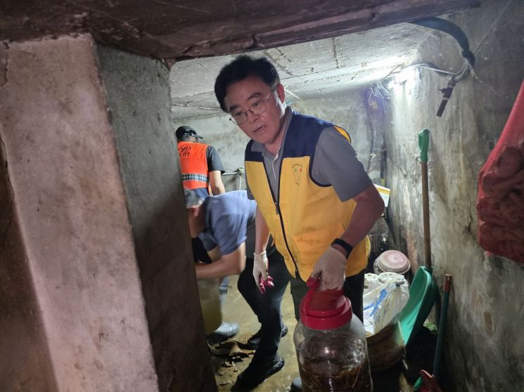 진교훈 강서구청장이 지난 8월 14일 돌발 폭우로 피해를 입은 방화동의 한 반지하 주택을 찾아 봉사자들과 함께 수해 복구작업을 하고 있다. 자원봉사자 제공.