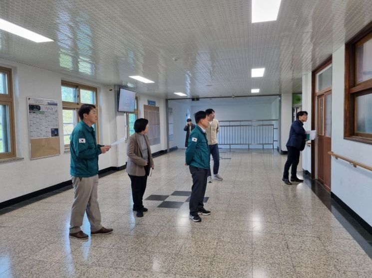 경북교육청이 수능시험을 앞두고 시험장 74곳을 상대로 안전점검에 나섰다.