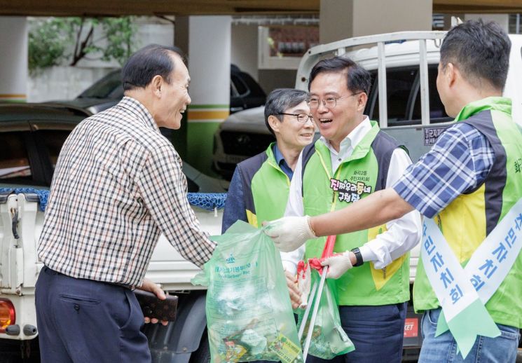 진교훈 강서구청장(오른쪽 두 번째)이 지난 1일 화곡2동의 1일 동장이 되어 주민들과 함께 마을 청소를 하고 있다. 강서구 제공.