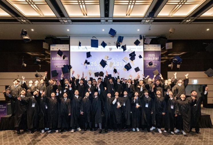 On April 24th, the "2025 Ausbildung Graduation Ceremony" was held at the Grand Hyatt Seoul. At the ceremony, 58 individuals received certificates from the German Chamber of Commerce. The Ausbildung program was supported by the German Chamber of Commerce in Korea, Mercedes-Benz Korea, MAN Truck & Bus Korea, Volkswagen Group Korea, and BMW Group Korea. Provided by the German Chamber of Commerce in Korea