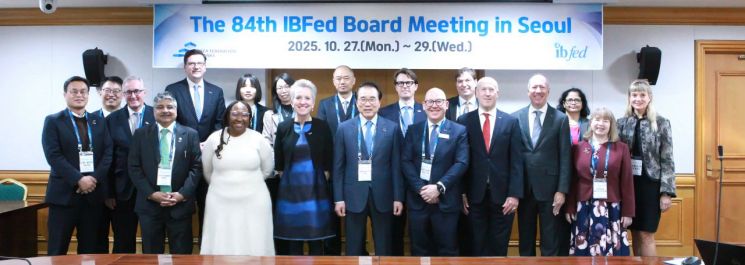 헤드위지 뉴엔 IBFed 사무국장(사진 앞줄 왼쪽에서 네 번째), 조용병 은행연합회장(다섯 번째), 앤써니 오슬러 IBFed 의장(여섯 번째) 등 참석자들이 기념촬영을 하고 있다. 은행연합회
