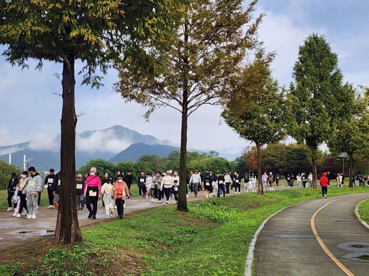 양산시, '국화축제와 함께하는 양산사랑 건강걷기'… 시민 1000여명 참여 성황