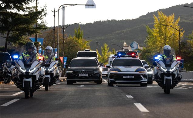 경호안전통제단이 지난 25일과 27일 경주와 부산 일대에서 '2025년 APEC정상회의' 경호안전 대비를 위한 FTX(종합상황훈련)을 실시했다. 사진은 참가국 국빈들의 안전한 이동을 위해 기동훈련을 하는 모습. 사진=대통령경호처 제공