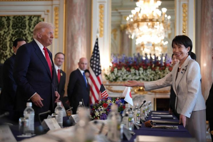 도널드 트럼프 미국 대통령(왼쪽)과 다카이치 사나에 일본 총리가 28일 오전 도쿄 아카사카 영빈관(별궁)에서 첫 미·일 정상회담을 진행하고 있다. AFP연합뉴스