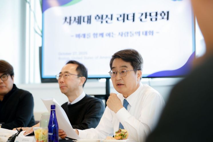 김동연 경기도지사가 27일(현지시간) 미국 보스턴 CIC에서 열린 차세대 혁신 리더 간담회에서 이야기를 하고 있다. 경기도 제공