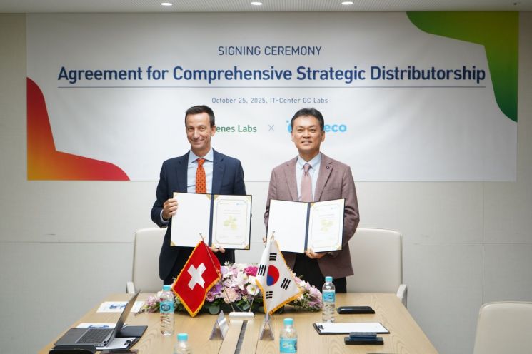 (왼쪽부터)리카르도 트리운포 인페코 대표와 우병호 진스랩 대표가 공식 대리점 계약을 체결한 후 기념 촬영을 하고 있다. 진스랩