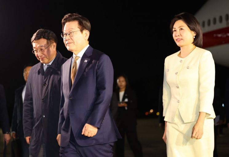 한-아세안 정상회의를 마친 이재명 대통령이 27일 경기 성남 서울공항에 도착해 공군1호기에서 내려 차량으로 이동하고 있다. 연합뉴스