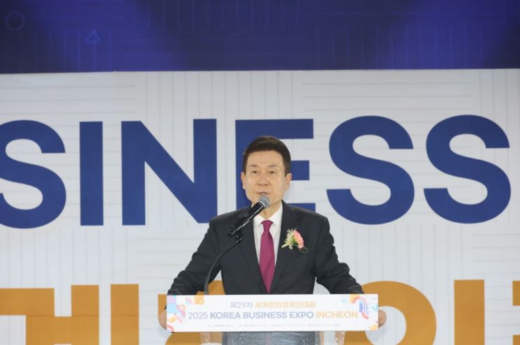 27일 인천 송도컨벤시아에서 열린 ‘제29차 세계한인경제인대회&2025 KOREA BUSINESS EXPO INCHEON’에 참석해 인사말을 하고 있는 이강덕 포항시장.