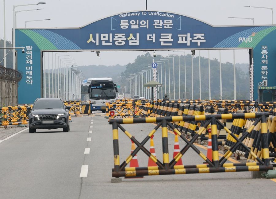 도널드 트럼프 대통령이 아시아 순방길에 오르며 북한 김정은 국무위원장과 회동 의지를 밝혔다.     26일 경기도 파주시 통일대교에서 차량이 이동하고 있다. 2025.10.26 연합뉴스