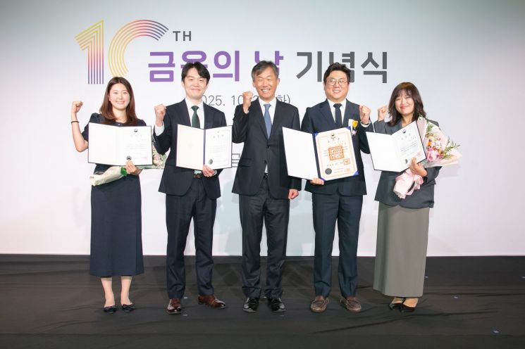 28일 금융위원회가 주최한 '제10회 금융의 날' 기념식에서 최우형 케이뱅크 은행장(왼쪽 세번째)과 직원들이 기념촬영을 하고 있다. 케이뱅크