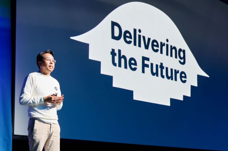 김범석 우아한형제들 대표가 '우아한테크콘퍼런스 2025'에서 발언하고 있다. 우아한형제들