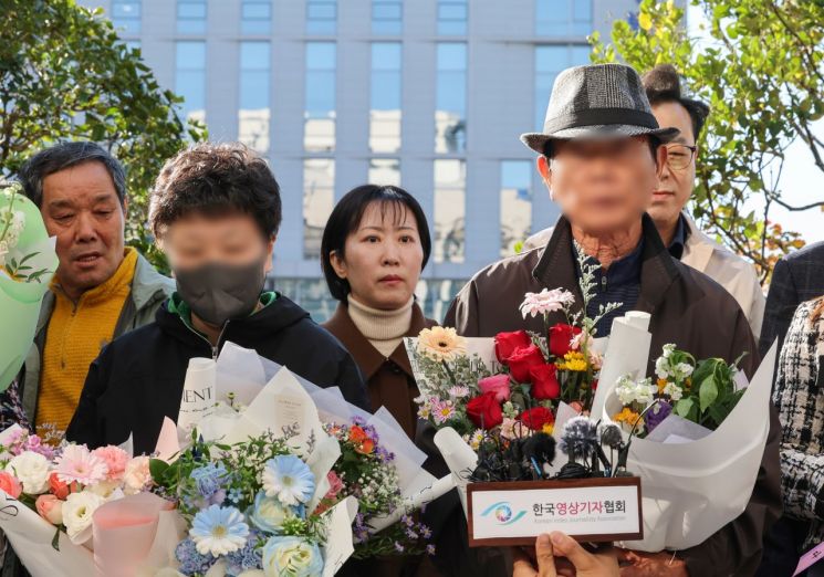 28일 오후 광주 동구 광주고등법원 앞에서 청산가리 막걸리 사건의 피고인 부녀가 사건 발생 16년 만에 재심에서 무죄를 선고받은 뒤 기자회견을 하고 있다. 연합뉴스