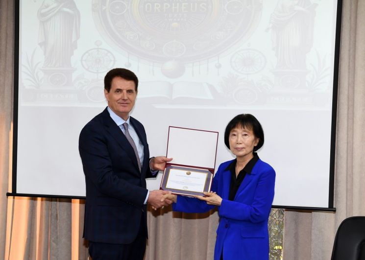 잭 마리나이 심사위원장으로부터 상을 받는 김선향 이사장.