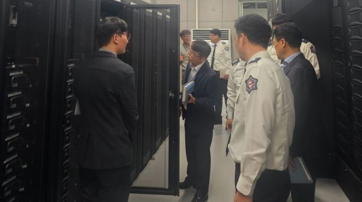 박태원 세종소방본부장이 리튬이온배터리 화재사고를 미연에 예방하기 위해 안전점검을 하고 있다. /사진= 소방본부 제공