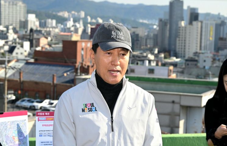 28일 서울 구로구 가리봉2구역을 찾은 오세훈 서울시장이 신속통합기획 재개발 지원방향을 설명하고 있다. 서울시