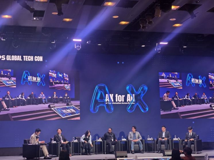 28일 서울 광진구 그랜드 워커힐 서울에서 열린 '글로벌 초격차 테크 컨퍼런스'에서 '한국의 AI 대전환(AX)을 이끌 혁신 AI 스타트업 육성'을 주제로 패널 토론이 진행되고 있다. 왼쪽부터 공득조 광주과학기술원 부원장, 조경원 중소벤처기업부 창업정책관, 배순민 KT AI2X 랩 상무, 제러드 퀸시 데이비스 미스릴(Mithril) 최고경영자(CEO), 백준호 퓨리오사AI 대표, 채명수 노타 대표, 조원영 SW정책연구소 실장. 이성민 기자