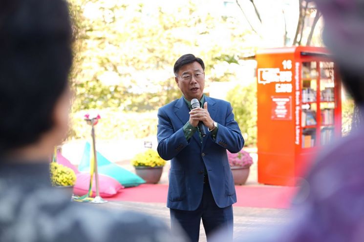 신상진 성남시장이 28일 성남 정자공원 ‘책 읽는 광장 도서관’ 개관식에 참석해 인사말을 하고 있다. 성남시 제공
