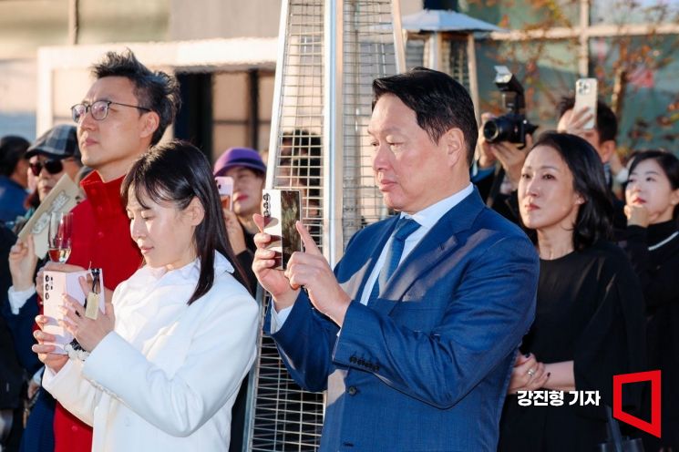 [포토] APEC CEO 서밋 배우자 미술전시 오프닝 참석한 최태원 회장