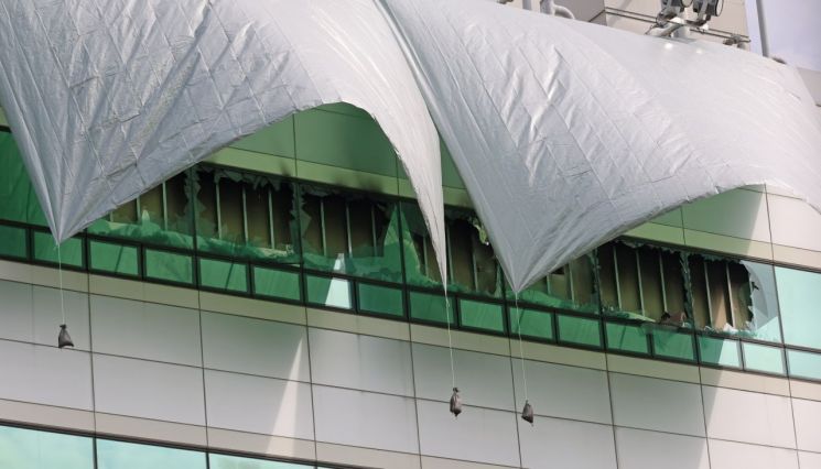 지난달 대전 유성구 국가정보자원관리원(국정자원) 화재로 건물 유리창이 깨진 모습. 연합뉴스