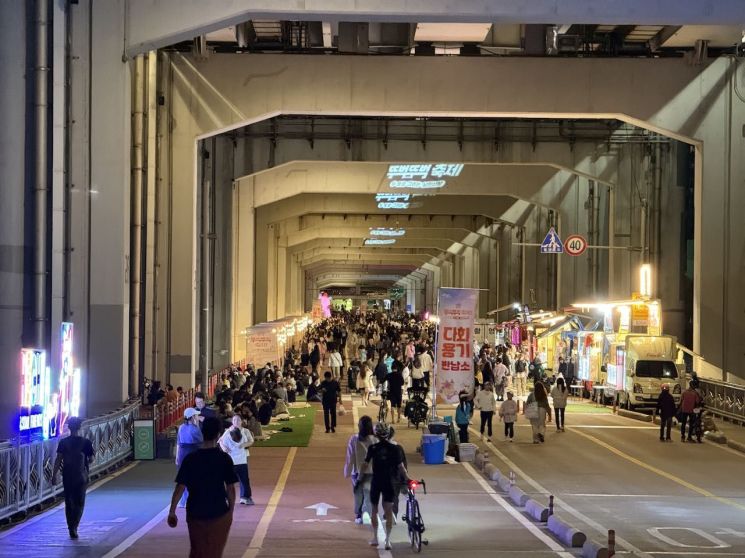 홍천군이 지난 26일 서울 반포한강공원 일원에서 열린 '2025 차 없는 잠수교 뚜벅뚜벅 축제'에 참가해 관내 우수 농가 7곳이 직접 생산한 홍천 농특산물을 선보이고 있다. 홍천군 제공
