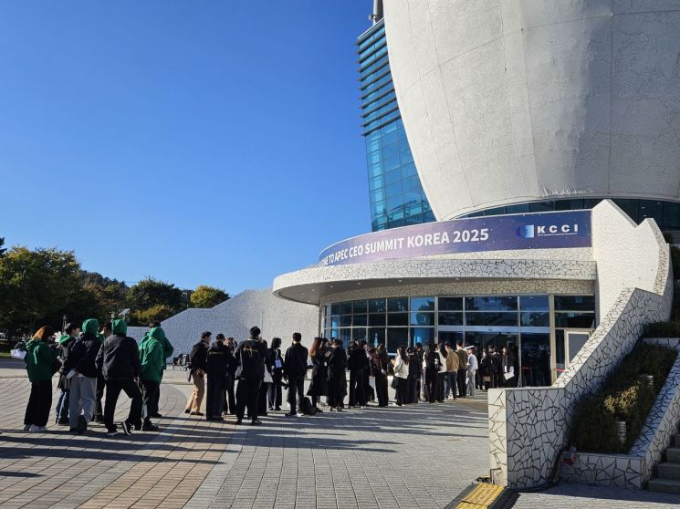 28일 CEO서밋 메인 행사가 열리는 예술의전당에 리허설을 준비하는 참가자들이 줄을 서 있다. 사진 박준이 기자.