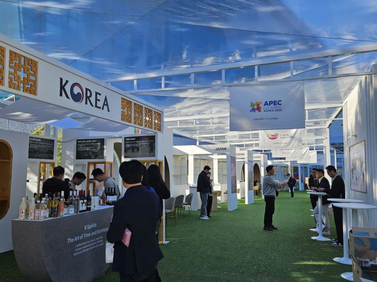 28일 CEO 서밋 메인 행사장 앞에는 '와인·전통주 페어' 코너에서 전시를 위한 채비를 하고 있었다. 사진 박준이 기자.