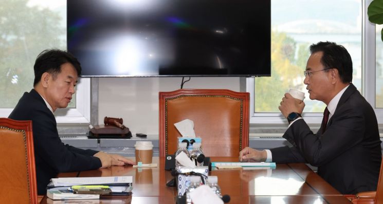 28일 서울 여의도 국회에서 문진석 더불어민주당 원내수석부대표와 유상범 국민의힘 원내수석부대표가 만나 이야기를 하고 있다. 연합뉴스