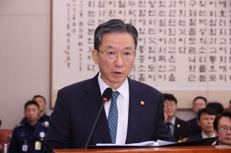 정성호 법무부 장관이 14일 국회 법제사법위원회 국정감사에서 인사말을 하고 있다. 연합뉴스