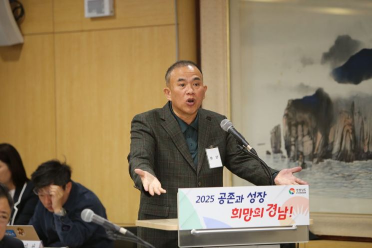 [포토] 경남도 국정감사 증인 출석한 명태균 씨