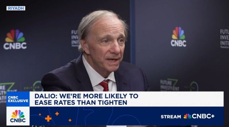 레이 달리오 브리지워터 어소시에이츠 설립자가 28일(현지시간) 사우디아라비아 수도인 리야드에서 CNBC와 인터뷰를 하고 있다. CNBC 제공.