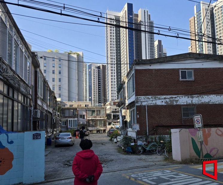 28일 서울 성동구 성수1구역 노후 주택가 뒤편으로 고층 아파트 단지가 보인다. 최서윤 기자