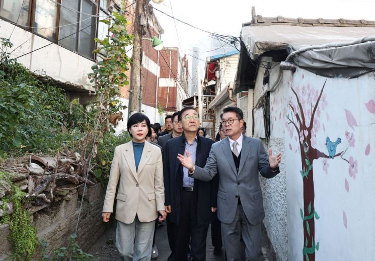 김윤덕 국토교통부 장관이 28일 서울 성동구 성수1구역 주택재건축정비사업 현장을 방문해 정원오 성동구청장의 설명을 들으며 정비사업구역을 둘러보고 있다. 왼쪽은 더불어민주당 전현희 의원. 연합뉴스