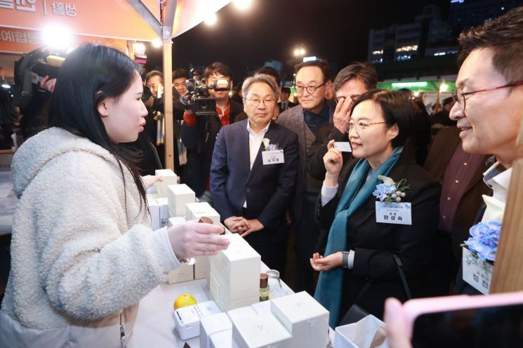 한성숙 중소벤처기업부 장관이 28일 광주 국립아시아문화전당에서 열린 '코리아 그랜드 페스티벌 개막행사'에서 판매부스를 둘러보고 있다. 중기부